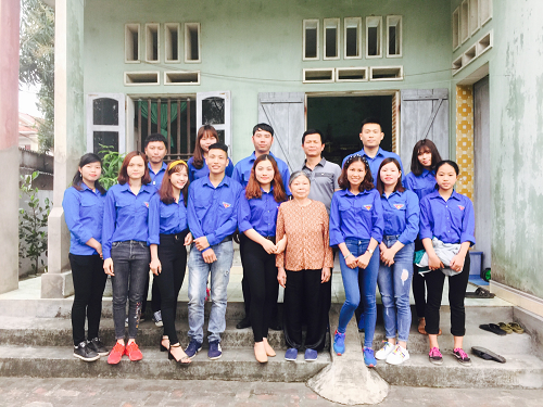 BCH Đoàn trường cùng BCH Đoàn phường Tứ Minh đi thăm và tặng quà cho các gia đình thương binh, liệt sỹ.