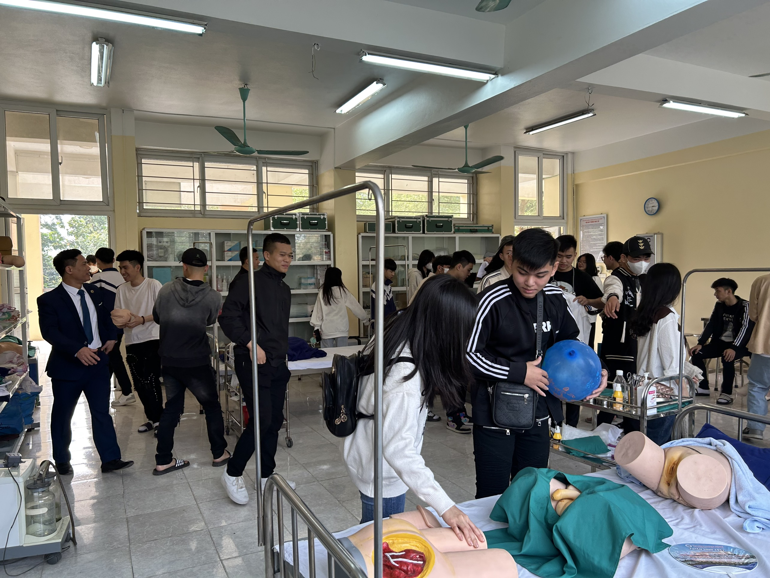 Trung học phổ thông Reigate Grammar Việt Nam tuyển dụng