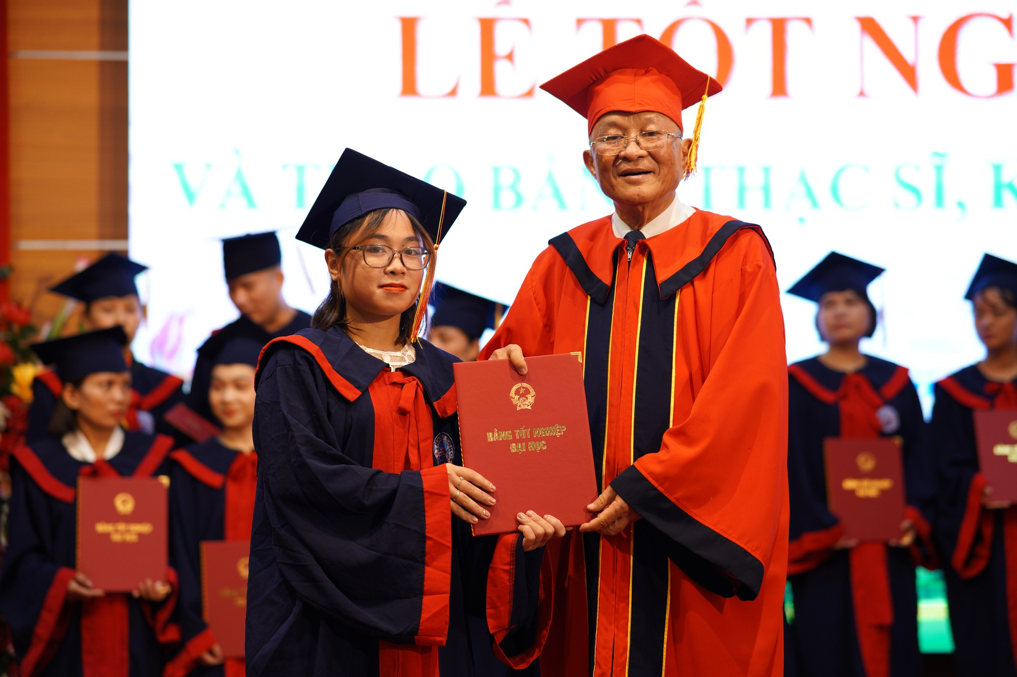 Lễ tốt nghiệp và trao bằng Thạc sĩ, kỹ sư, cử nhân tại Trường Đại học Thành Đông